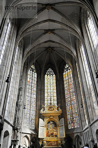 Altarraum mit Hochaltar  Stadtkirche St. Dionys  Esslingen am Neckar  Baden-Württemberg  Deutschland  Europa