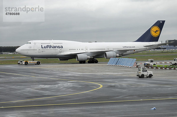 Lufthansa Boeing 747  auf dem Rollfeld  Flughafen Frankfurt  Hessen  Deutschland  Europa