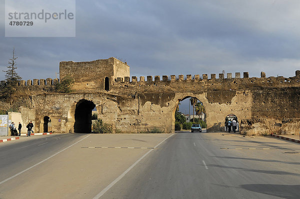 Teile der Stadtmauer  Mausoleum Mulay Ismail  Meknes  Marokko  Afrika