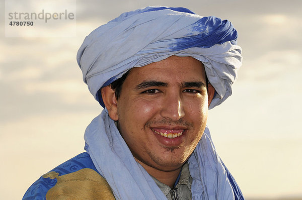 Portrait  Tuareg trägt blaues Gewand mit Turban in Erg Chebbi  Merzouga  Marokko  Afrika