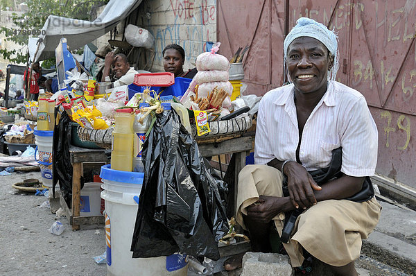 Frau verkauft Produkte an einer Straße im Armenviertel Fort National  der Stadtteil wurde durch das Erdbeben im Januar 2010 weitgehend zerstört  Port-au-Prince  Haiti  Karibik  Zentralamerika