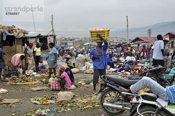 Verkäufer von Lebensmitteln und gebrauchter Kleidung  städtischer Markt Croix Des Bossales im Hafenviertel La Saline  Port-au-Prince  Haiti  Karibik  Zentralamerika