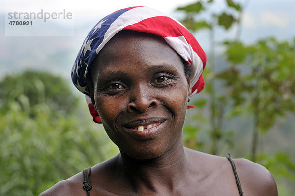 Portrait einer Frau mit USA-Kopftuch  Palmiste-a-Vin nahe Leogane  Haiti  Karibik  Zentralamerika