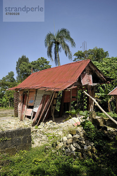 Ein traditionelles Fachwerkhaus wurde durch das Erbeben im Januar 2010 vollständig zerstört  Jacmel  Haiti  Karibik  Zentralamerika