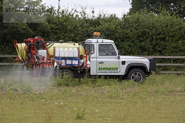 Herbizide werden gegen Unkräuter in einem Feld versprüht