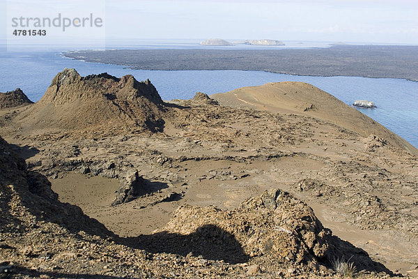 Blick auf vulkanische Schlackenkegel der Insel Bartolome hin zur Insel Santiago  Galapagos-Inseln  Pazifik
