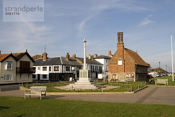 Kriegerdenkmal und Aldeburgh Moot Hall  beherbergt Museum  Aldeburgh  Suffolk  England  Großbritannien  Europa
