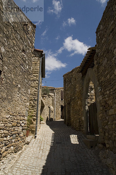 Schmale Gasse im Dorf der Katharer  Minerve  Departement HÈrault  Region Languedoc-Roussillon  Frankreich  Europa
