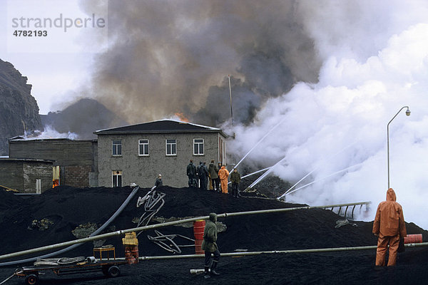 Vulkanausbruch  Lava und Asche begraben Gebäude  Verlangsamung des Lavastroms mit Wasser  Eldfell Vulkan  Heimaey  Westmann Inseln  Island  1973