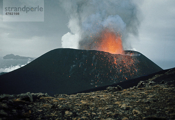 Vulkanausbruch  glühende Lava  Rauch und Asche  Eldfell Vulkan  Heimaey  Westmann Inseln  Island  1973