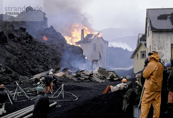 Vulkanausbruch  brennende Gebäude  Lava begräbt Häuser  Eldfell Vulkan  Heimaey  Westmann Inseln  Island  1973