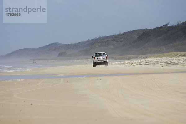 Geländewagen am Strand  Fraser Island  Fraser-Insel  Queensland  Australien