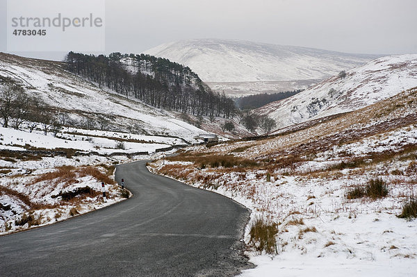 Straße durch verschneite Moorlandschaft  Trough of Bowland  Lancashire  England  Großbritannien  Europa