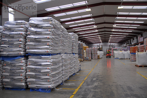 Säcke mit Futter werden in einer Aufbereitungsanlage gelagert  Lagerhalle  Innenansicht  Futtermittelfabrik  Yorkshire  England  Großbritannien  Europa
