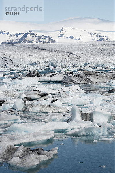 Eisberge in der Gletscherlagune Jökuls·rlÛn und Vorderkante des Gletschers Vatnajökull  Island  Europa