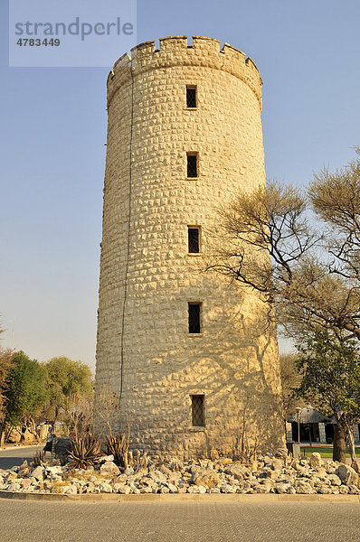 Alter deutscher Wachturm im Camp von Okaukuejo  Etosha-Nationalpark  Namibia  Afrika