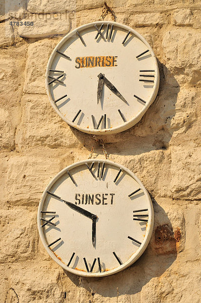 Uhren an Haupttor des Camps von Okaukuejo  Sonnenaufgang  Sonnenuntergang  Etosha-Nationalpark  Namibia  Afrika