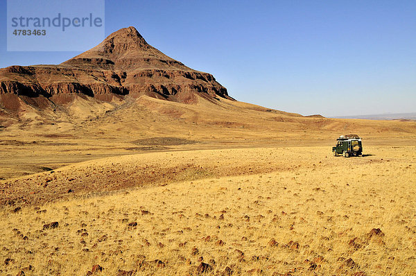 Safari-Fahrzeug in den Mik-Bergen  Damaraland  Namibia  Afrika