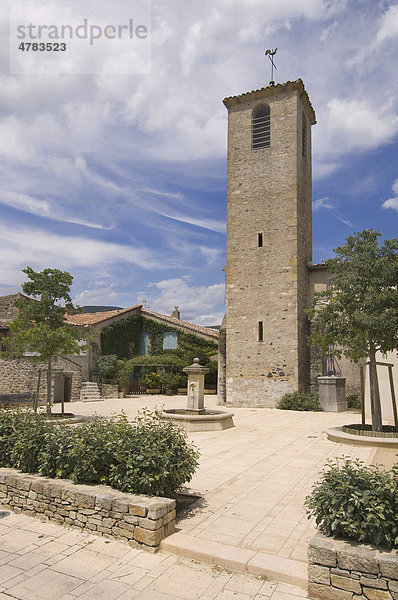 Mittelalterliches Dorf Coux  Hauptplatz  Ardeche  Rhone Alpes  Frankreich  Europa