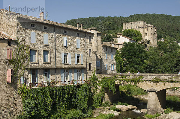 Stadt LargentiËre  Häuser entlang des La Ligne Flusses  hinten das Bischofsschloss  Ardeche  Rhone Alpes  Frankreich  Europa