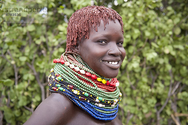 Nyangatom  oder Inyangatom Mädchen mit Perlenketten  Omo-Tal  Äthiopien  Afrika