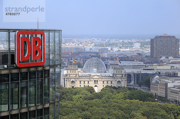 Blick auf das DB Hochhaus und das Reichstagsgebäude von der Aussichtsplattform Panoramapunkt am Potsdamer Platz  Berlin  Deutschland  Europa