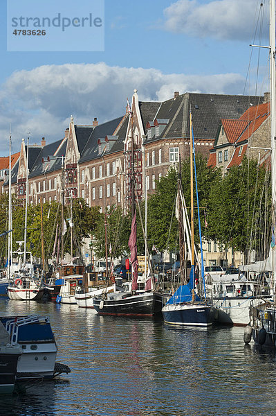 Häuserzeile an Hafenkanal in Fristaden Christiania  Freistadt Christiania  Kopenhagen  Dänemark  Europa