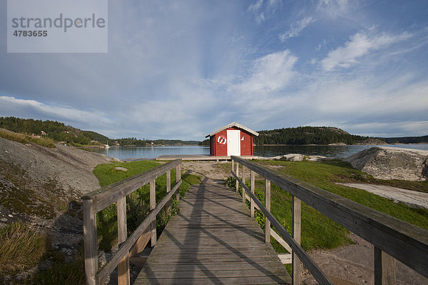 Holzsteg und rote Holzhütte am Badplats  Henan  Västragötaland län  Schweden  Europa