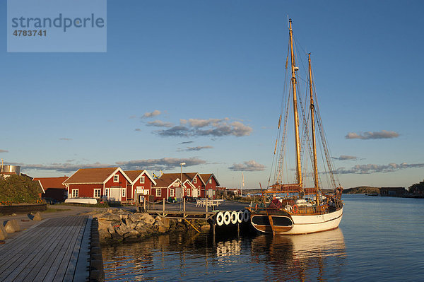 Hafen mit Segelyacht  Zweimaster  Mollösund  Västra Götalands län  Schweden  Europa