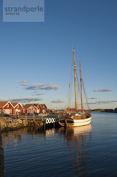 Segeljacht im Hafen von Mollösund  Västra Götalands län  Schweden  Europa