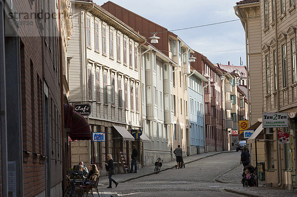 Häuserschlucht im Haga Stadtviertel  Göteborg  Västra Götalands län  Schweden  Europa