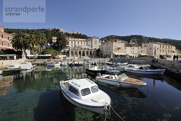 Venezianische Loggia und Hafen mit Booten  Ort Hvar  Insel Hvar  Kroatien  Europa