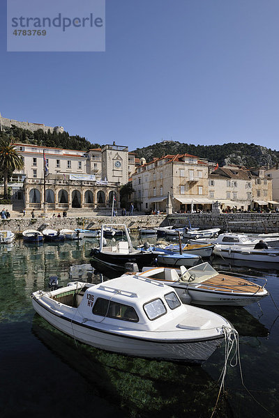 Venezianische Loggia und Hafen mit Booten  Ort Hvar  Insel Hvar  Kroatien  Europa