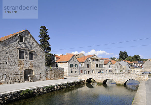 Brücke über Fluss in der Altstadt  Vrboska  Insel Hvar  Kroatien  Europa