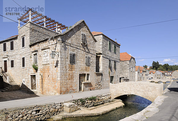 Brücke über Fluss in der Altstadt  Vrboska  Insel Hvar  Kroatien  Europa