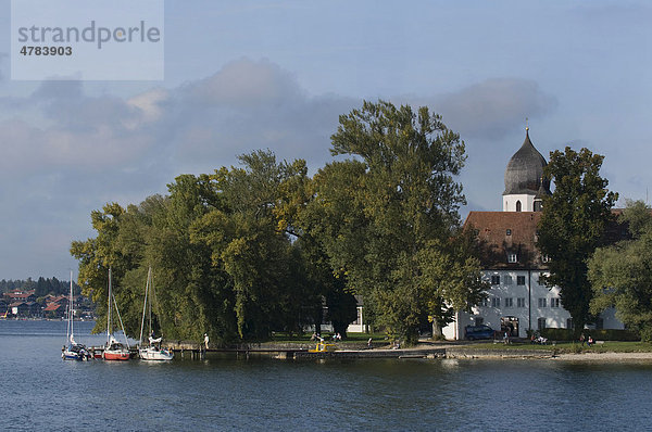 Bootsanlegestelle am Kloster mit Glockenturm  Insel Frauenchiemsee oder Fraueninsel  Chiemsee  Oberbayern  Bayern  Deutschland  Europa