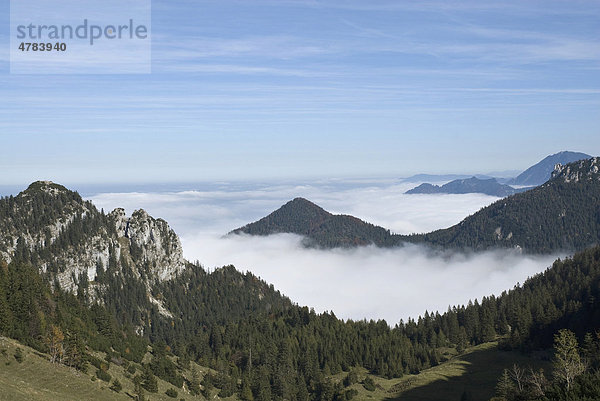 Blick Kampenwand nahe Bergstation in Richtung nebelverhüllter Alpen  Chiemgau  Oberbayern  Bayern  Deutschland  Europa