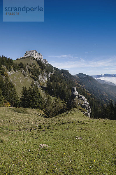 Blick von der Bergstation Richtung Kampenwand  Herbst  Aschau  Oberbayern  Deutschland  Europa