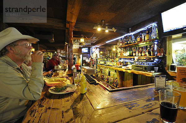 Gast verspeist Hamburger in Saloon  Bar  Gardiner  Yellowstone Nationalpark  Montana  Vereinigte Staaten von Amerika  USA