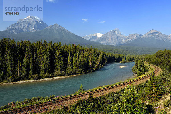 Aussichtspunkt Morant's Curve  Bogen der Canadian Pacific Railway Eisenbahn des Trans-Canada Highway  vor Mount Temple Berg  Bow River Valley  Bow River Parkway  Banff National Park Nationalpark  Canadian Rocky Mountains  Alberta  Kanada