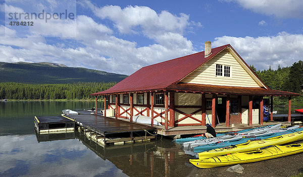 Historisches Bootshaus am Ufer des Maligne Lake  Maligne Valley  Jasper National Park Nationalpark  Alberta  Kanada