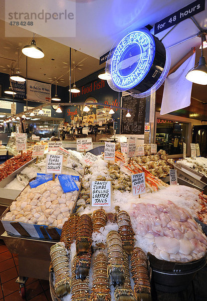 Fischhändler  frischer Seefisch  Pike Public Market Place Markt  Fischmarkt  Seattle  Washington  USA