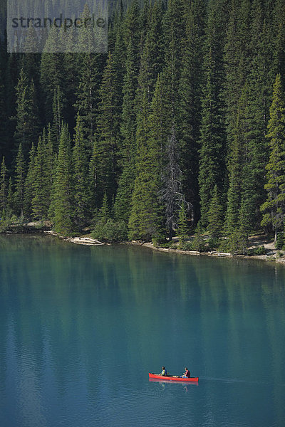 Kanu auf Moraine Lake  Valley of the Ten Peaks Tal  Banff National Park Nationalpark  Canadian Rocky Mountains  Alberta  Kanada