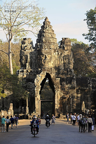 Gopuram  Südtor von Angkor Thom mit dem in Stein gemeißelten Gesicht des Bodhisattva Lokeshvara  Angkor  UNESCO Weltkulturerbe  Siem Reap  Kambodscha  Südostasien  Asien