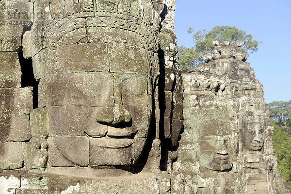 In Stein gemeißelte Gesichter des Bodhisattva Lokeshvara  Bayon-Tempel  Angkor Thom  Angkor  UNESCO Weltkulturerbe  Siem Reap  Kambodscha  Südostasien  Asien