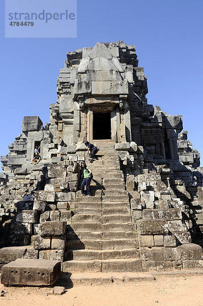 Touristen auf einem Turm  Prasat  des Ta Keo Tempels  Angkor  UNESCO Weltkulturerbe  Siem Reap  Kambodscha  Südostasien  Asien