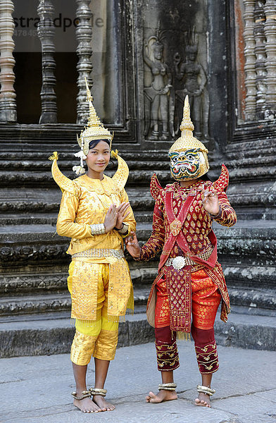 Junge Frauen in Kostümen des traditionellen Khmer-Tanzes  Apsara  Angkor Wat  Angkor  Siem Reap  Kambodscha  Südostasien  Asien
