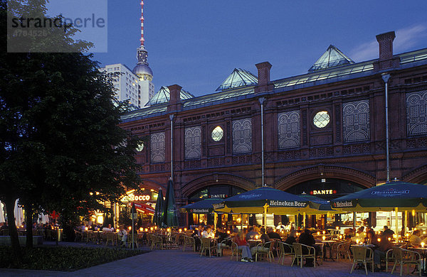 Hackescher Markt mit StraßencafÈs  S-Bahnstation Hackescher Markt und Fernsehturm  Berlin Mitte  Deutschland  Europa