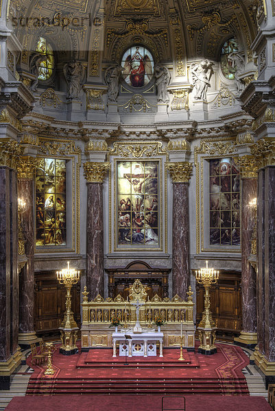 Berliner Dom  Innenansicht  Blick von der Empore auf Altar  bemalte Kuppel und bemalte Glasfenster  Berlin Mitte  Deutschland  Europa