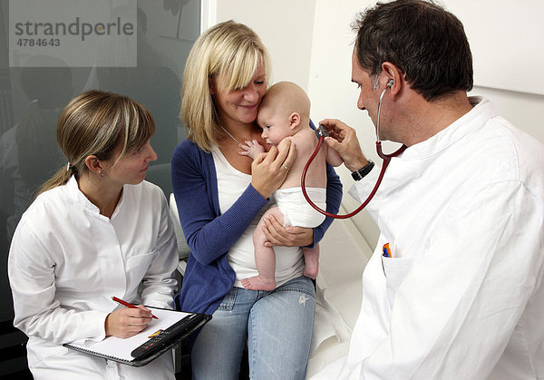 Arztpraxis  Mutter und Kind beim Kinderarzt  Untersuchung eines Säuglings  Vorsorgegrunduntersuchung  Abhorchen mit einem Stethoskop  U-Untersuchung